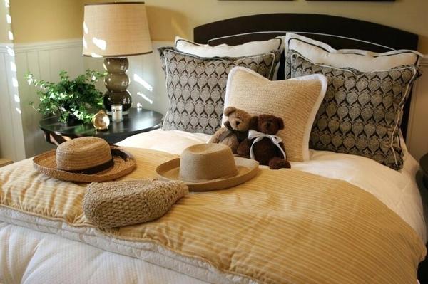 To think the most ppl don’t decorate their beds??!!