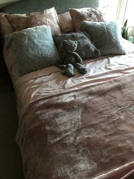 To think the most ppl don’t decorate their beds??!!