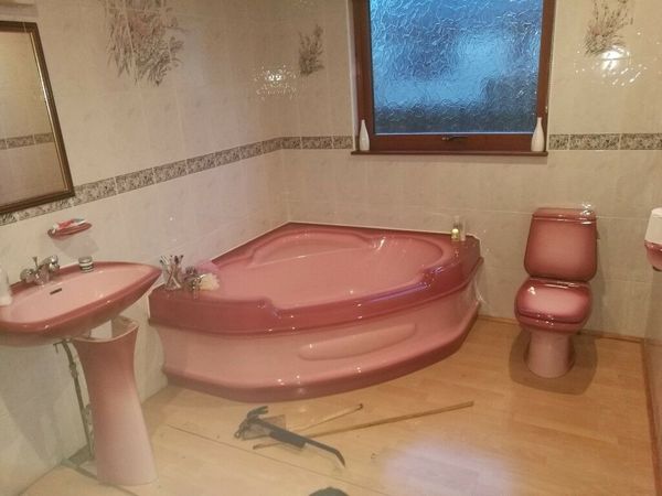 It's a property one... what colour bathroom...