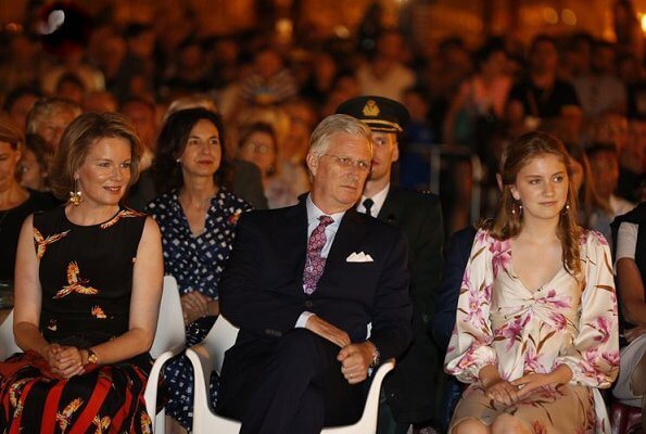 Royal style and gossip: From foundation to Foundations...