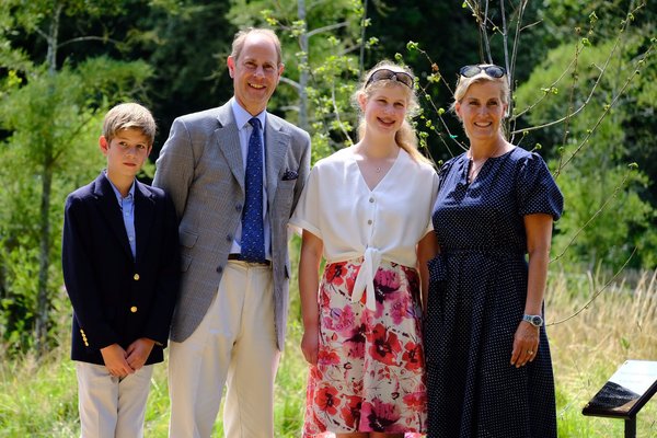 Royal style and gossip: From foundation to Foundations...