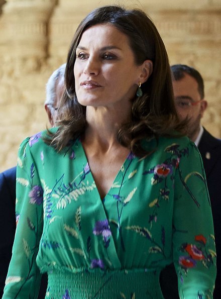 Royal style and gossip: From foundation to Foundations...