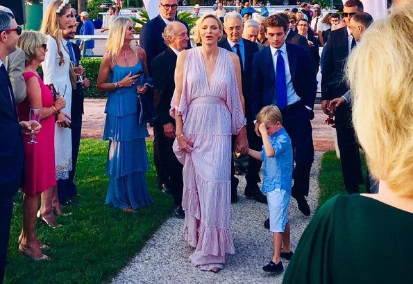 Royal style and gossip: From foundation to Foundations...