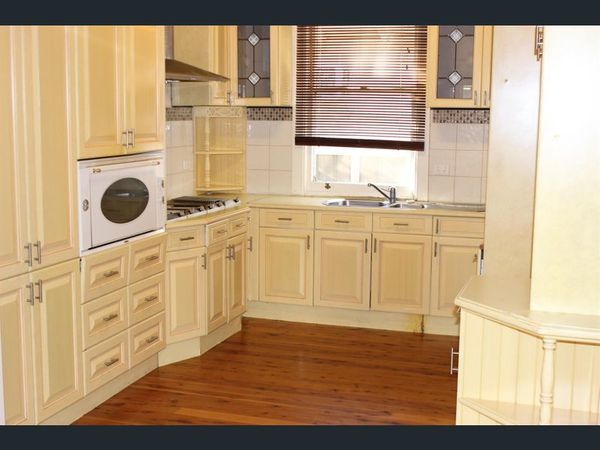What era is this kitchen?