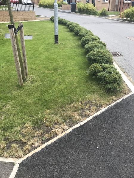 Is it legal for a house builder to not put footpaths in a new estate?