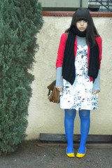 Anyone know what colour shoes would match sapphire blue tights please?