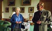 Royal style and gossip: From foundation to Foundations...