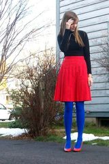 Anyone know what colour shoes would match sapphire blue tights please?