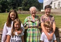Royal style and gossip: photo calls and tennis balls