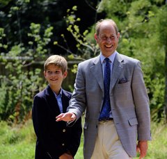 Royal style and gossip: From foundation to Foundations...
