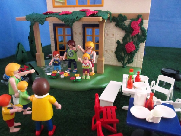 It's the summer holiday season for the Playmobil people in our house...