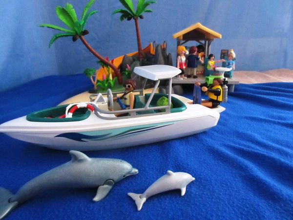 It's the summer holiday season for the Playmobil people in our house...