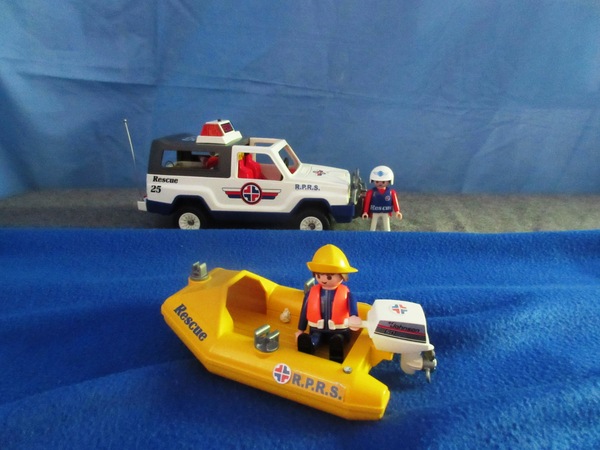 It's the summer holiday season for the Playmobil people in our house...
