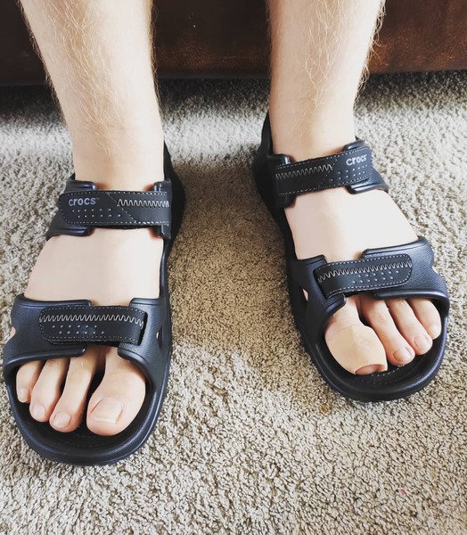 Please help me find extra wide men's sandals for DS (12)