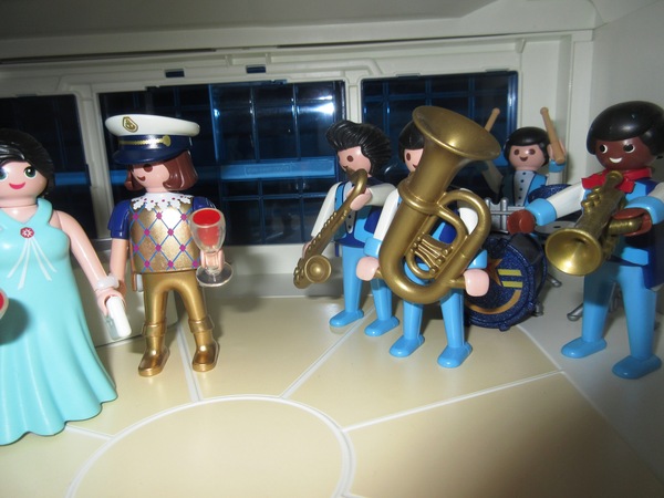 It's the summer holiday season for the Playmobil people in our house...