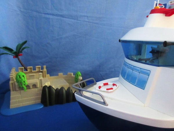 It's the summer holiday season for the Playmobil people in our house...