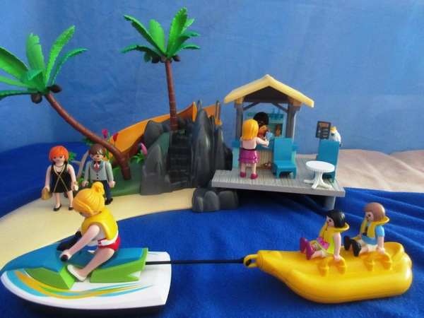 It's the summer holiday season for the Playmobil people in our house...