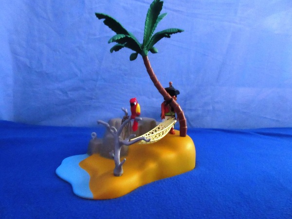 It's the summer holiday season for the Playmobil people in our house...