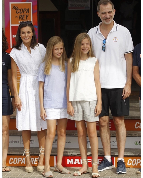 Royal style and gossip: From foundation to Foundations...