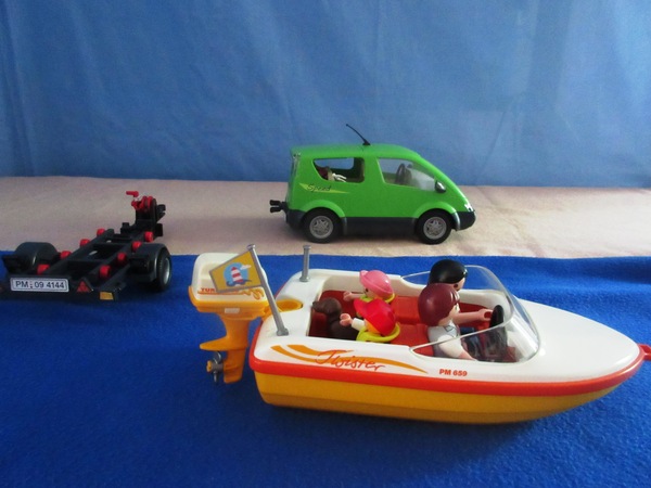 It's the summer holiday season for the Playmobil people in our house...