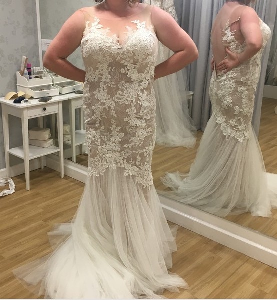Does anyone know who this wedding dress is by or know a similar one? [Edited by MNHQ at OP's request]