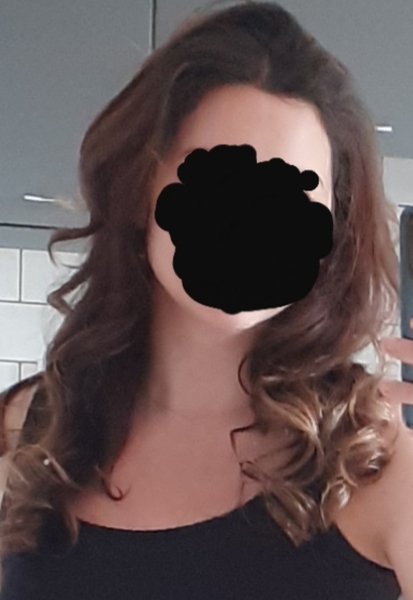 Is this a smooth dry with movement or wavy/curly? Pic attached