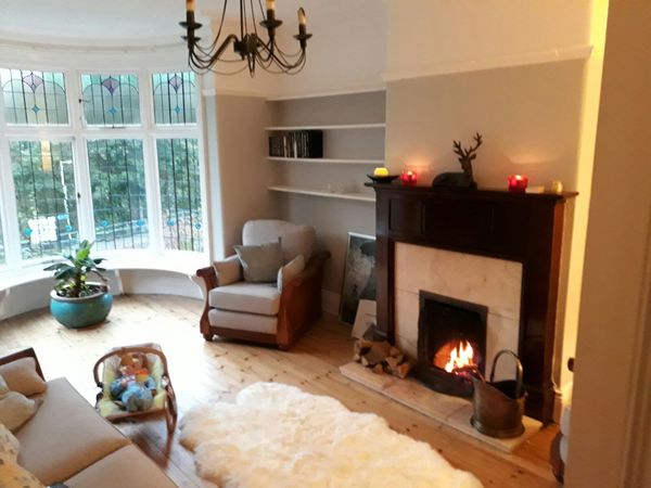 Would it be horribly outing to ask for a picture of your lounge?