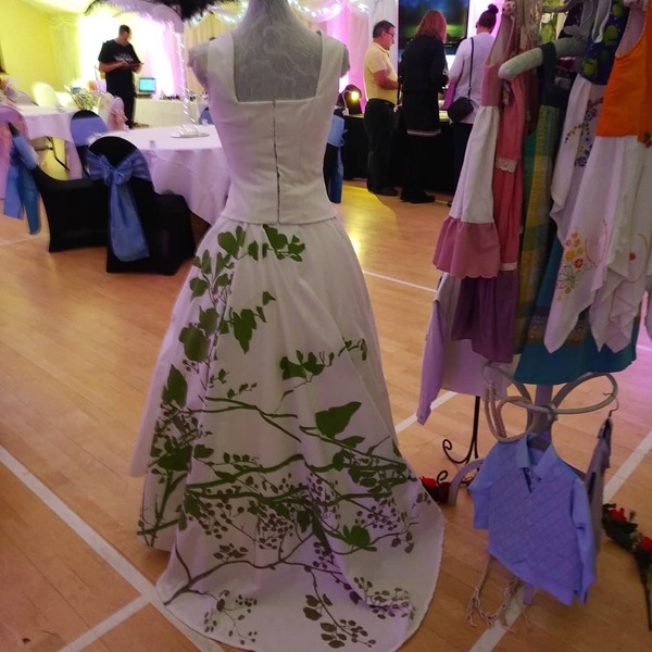 I am exhibiting at a Wedding Fair on Sunday & 2 weeks ago DD challenged me to make a wedding dress