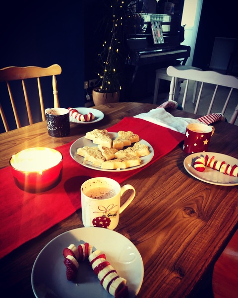 Who does a Christmas/North pole breakfast on the 1st?