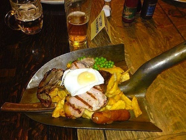 AIBU in thinking plates should be white?