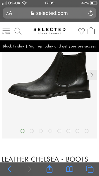 Feminine black flat Chelsea boots