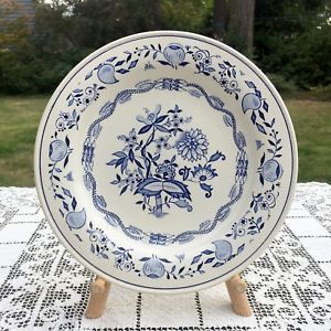 AIBU in thinking plates should be white?