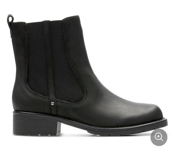 Feminine black flat Chelsea boots