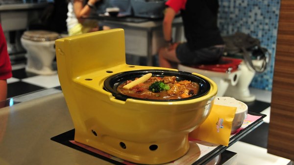 AIBU in thinking plates should be white?