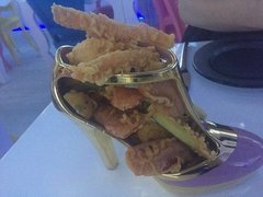 AIBU in thinking plates should be white?