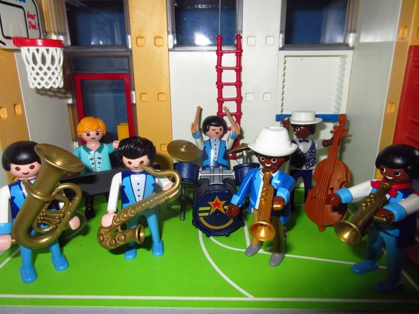 It's the Christmas season for the Playmobil people in our house...