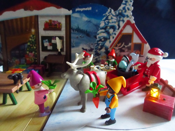 It's the Christmas season for the Playmobil people in our house...