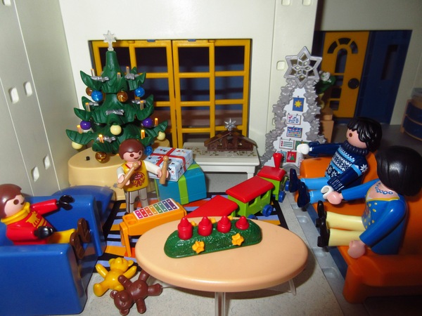 It's the Christmas season for the Playmobil people in our house...
