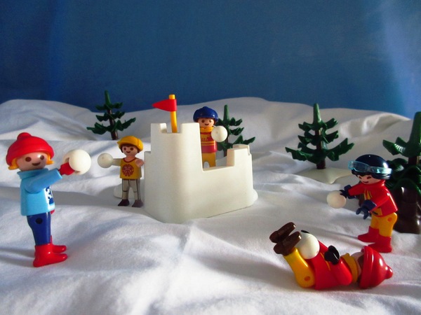 It's the Christmas season for the Playmobil people in our house...