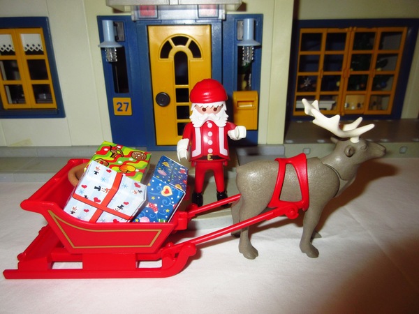 It's the Christmas season for the Playmobil people in our house...
