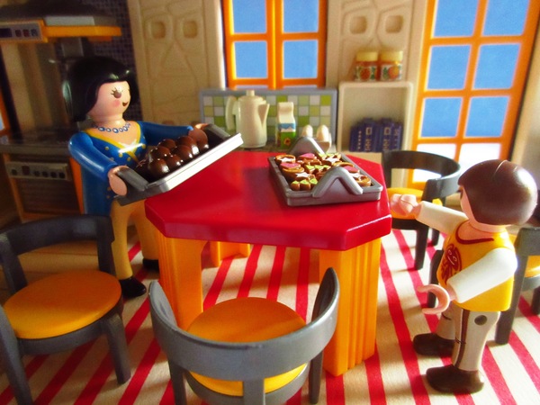 It's the Christmas season for the Playmobil people in our house...