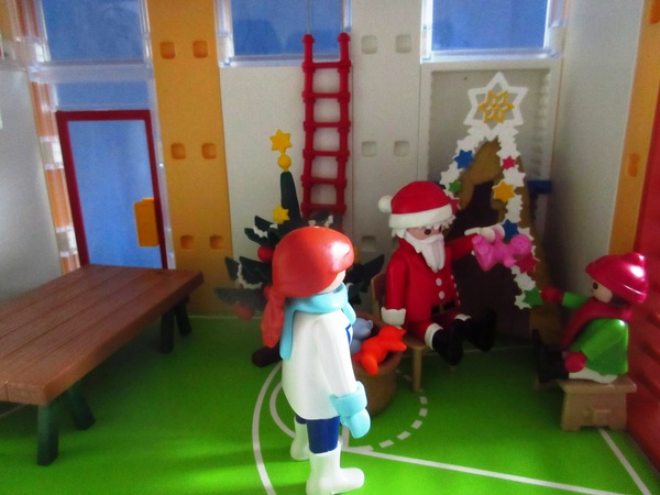 It's the Christmas season for the Playmobil people in our house...
