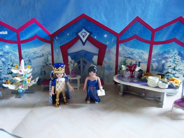 It's the Christmas season for the Playmobil people in our house...