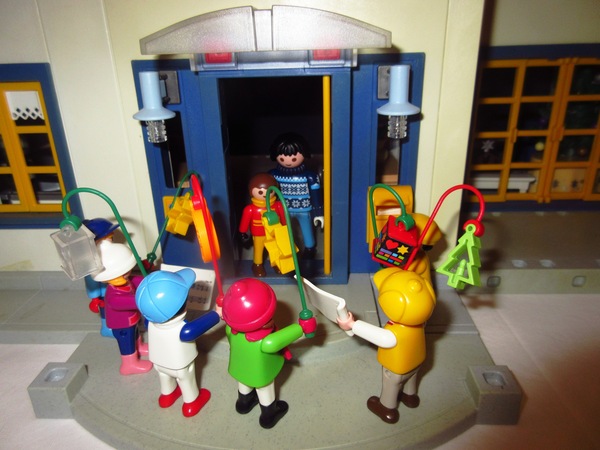 It's the Christmas season for the Playmobil people in our house...