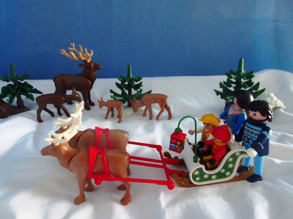 It's the Christmas season for the Playmobil people in our house...