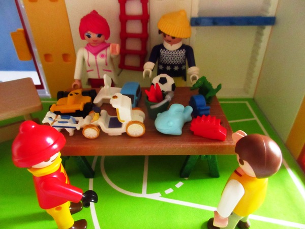 It's the Christmas season for the Playmobil people in our house...