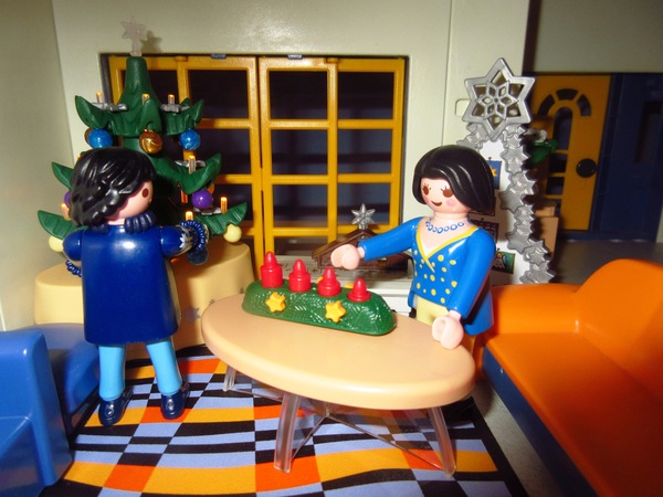 It's the Christmas season for the Playmobil people in our house...