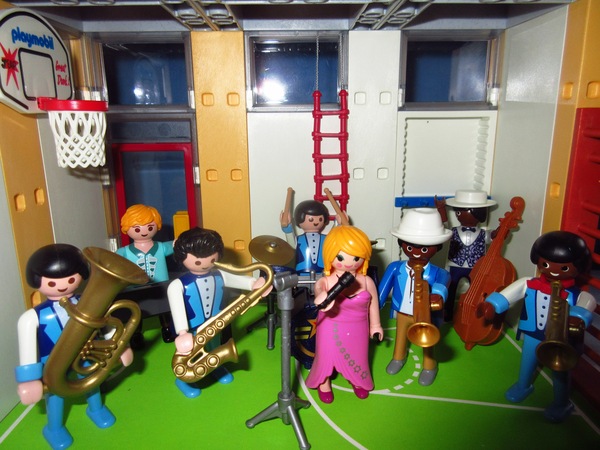It's the Christmas season for the Playmobil people in our house...