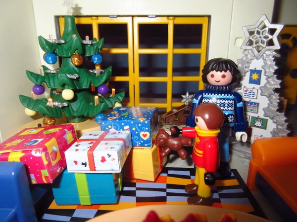 It's the Christmas season for the Playmobil people in our house...