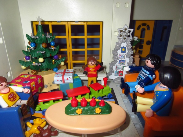 It's the Christmas season for the Playmobil people in our house...